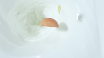 水果落入牛奶中 高清实拍视频素材
