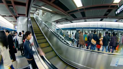 地铁出入口人流进出站电梯上下 车厢内的人群地铁行驶隧道高清实拍视频素材