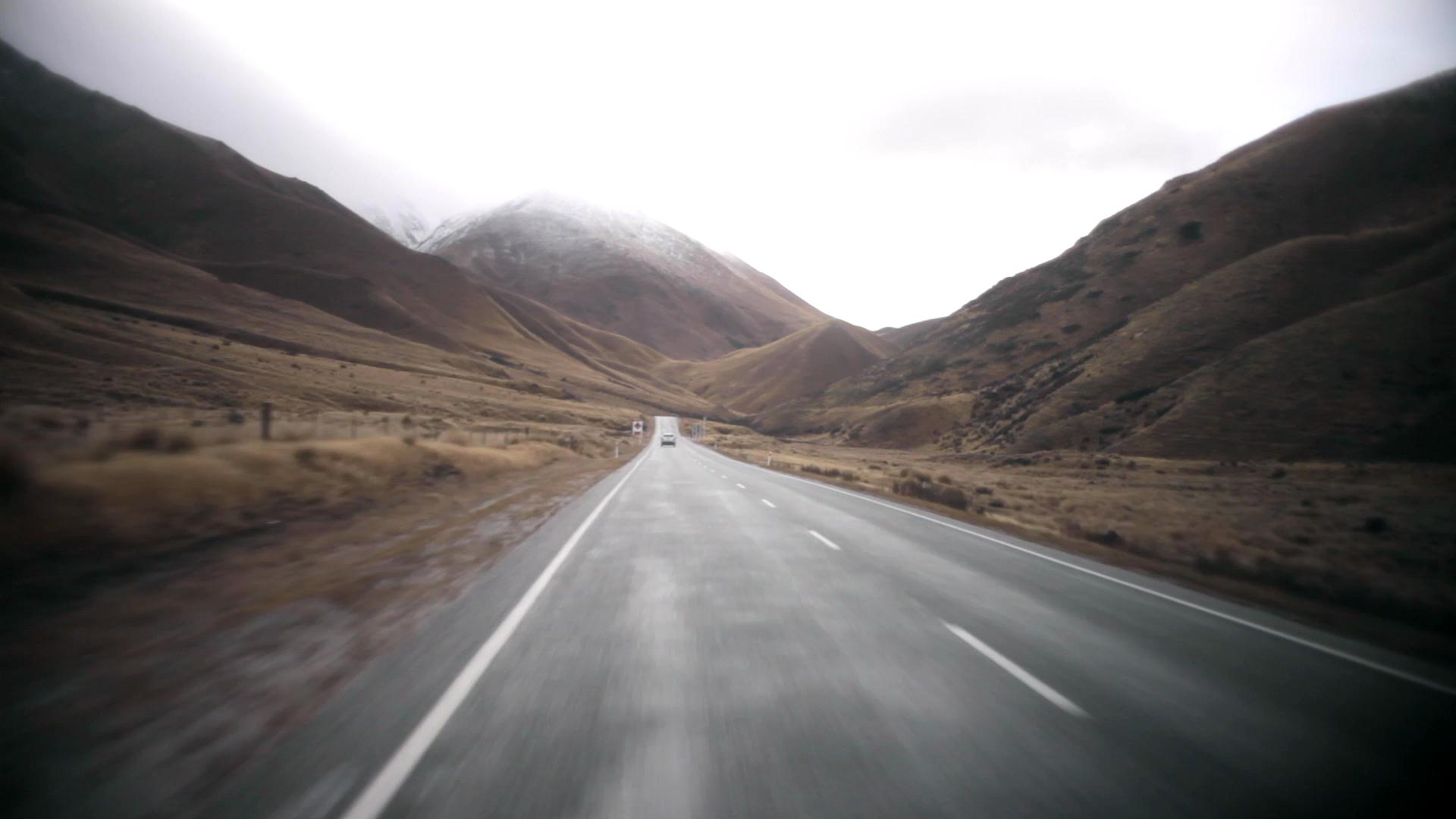 荒无人烟的道路上飞驰