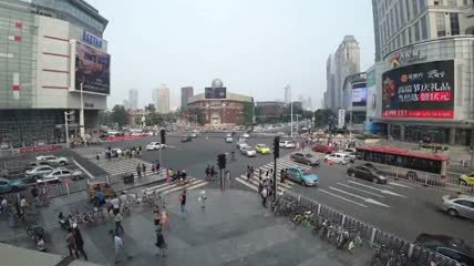 北京朝阳大悦城路口斑马线行人车辆大楼