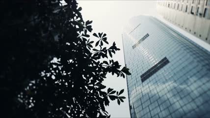 白领走过商务大厦高楼前特写镜头 高清实拍素材