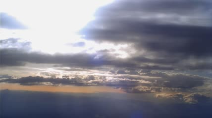 云层翻滚阳光光线照射