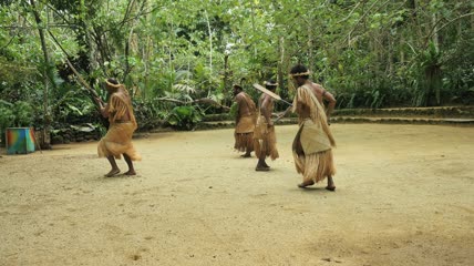 独特民族部落手持工具丛林间进行集体舞蹈地理文化高清视频实拍