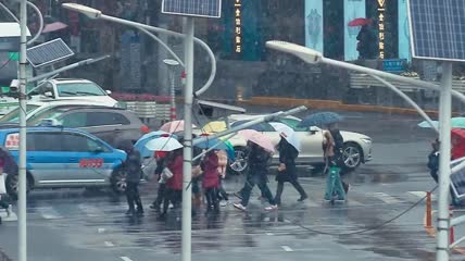 雪中上海街头路人交通劳动者