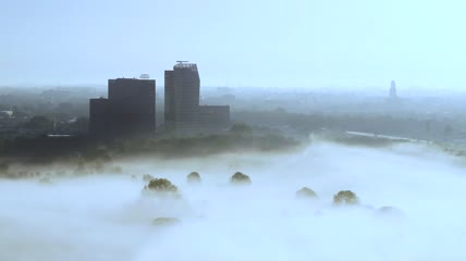 浓雾中伊塞尔河、高速公路