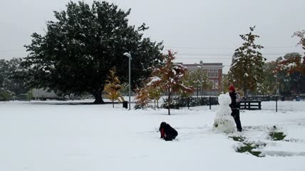 下雪小朋友在堆雪人