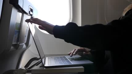 女孩白指甲在笔记本电脑工作研究旅行舷窗飞机航空公司离开新冠肺炎冠状病毒病隔离大流行