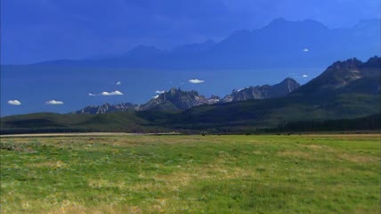 大草原和山峰特写高清实拍视频素材