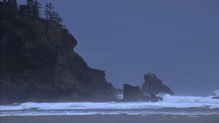 大浪击石高清素材