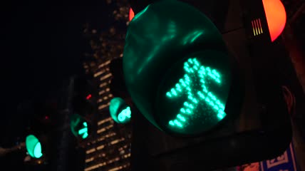 城市夜晚红绿灯