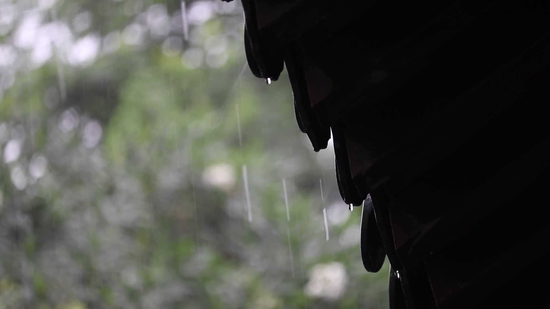 下雨屋檐特写实拍