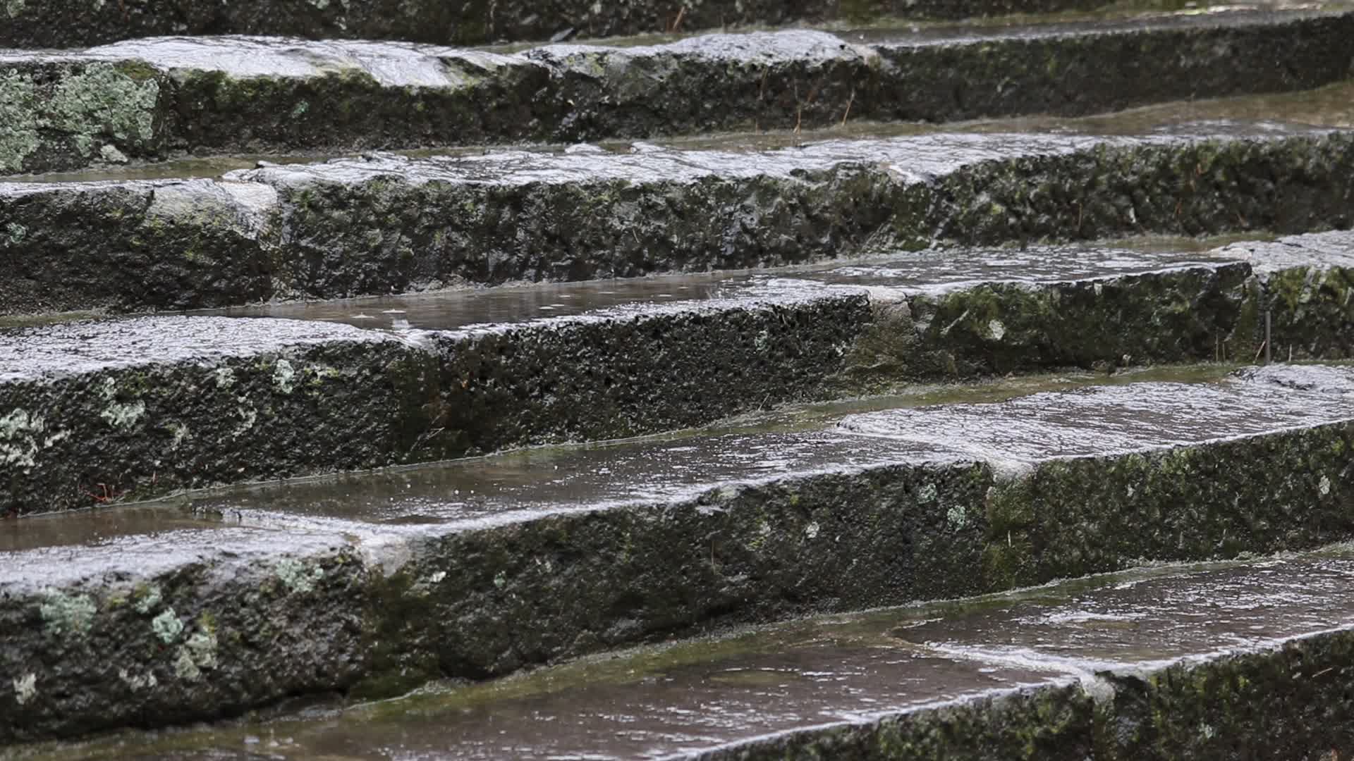 石阶雨滴特写实拍