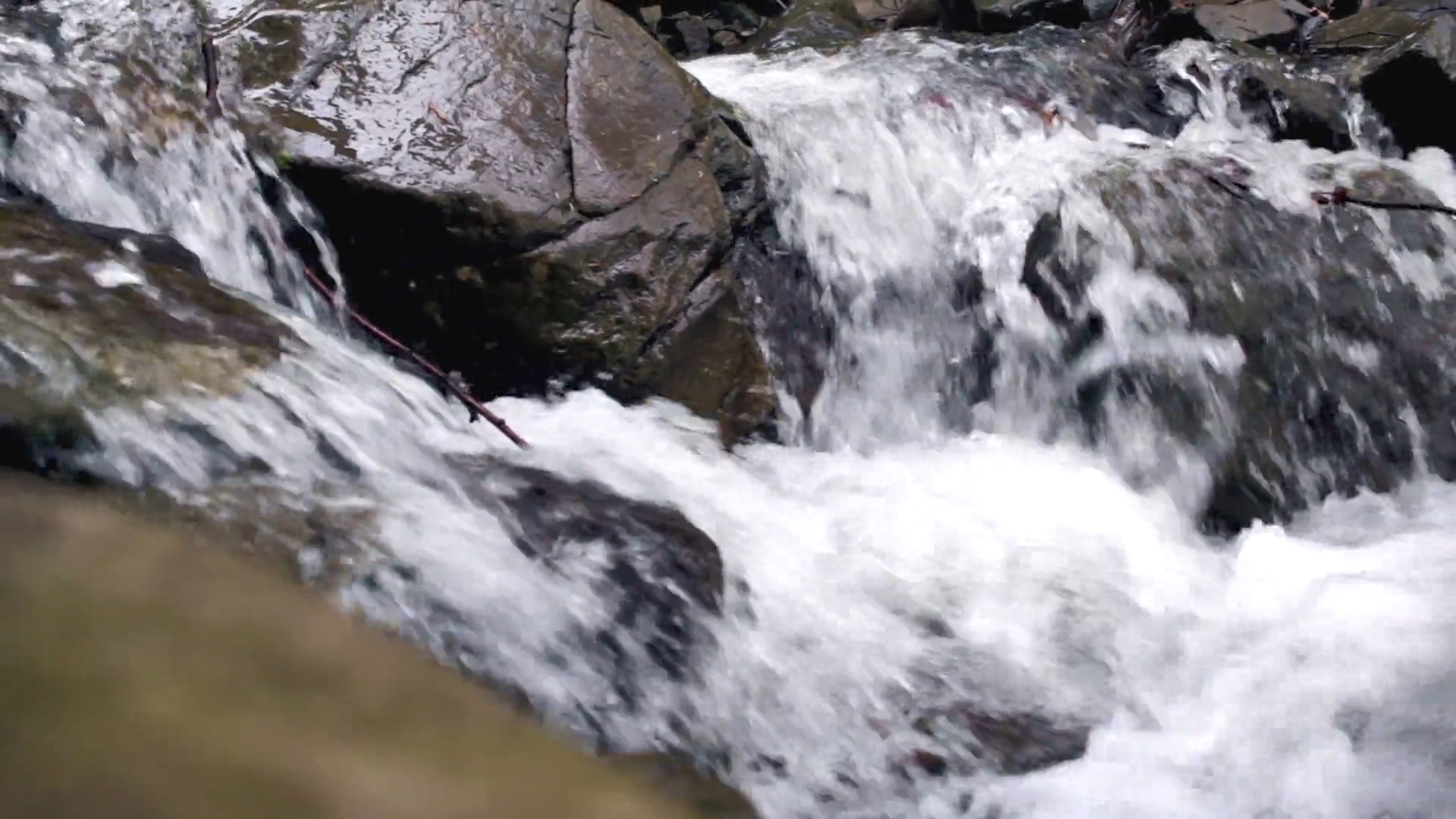小溪清澈水流大自然美景视频