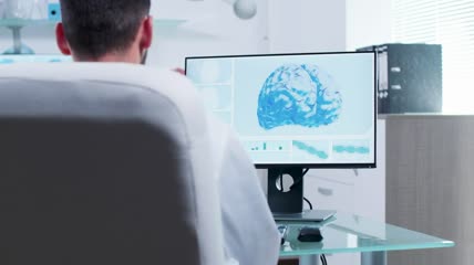 实拍科学家在现代医疗办公室研究3D脑模型