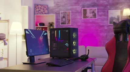 实拍配有电脑和椅子的现代粉色游戏室