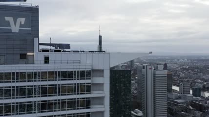 悬挂在城市上空的公司大楼视频