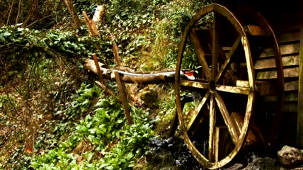 森林里的木制水磨坊特写实拍