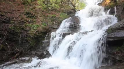 森林岩石瀑布实拍视频
