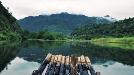 顺流而下的木筏特写实拍