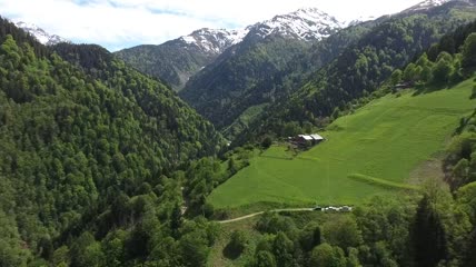 航拍山林草地和山里的一所房子