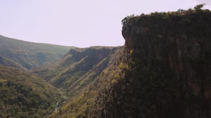 航拍悬崖和山谷的景色