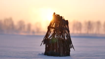 雪中的小木屋特写实拍