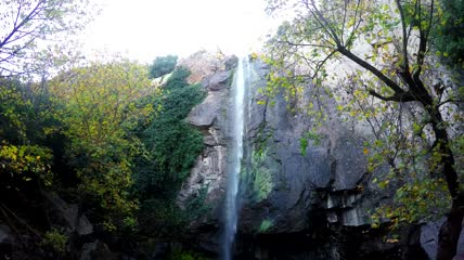 岩石森林中大瀑布的低景实拍