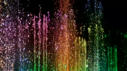 五颜六色的喷泉向上飞溅特写实拍