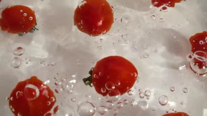 西红柿掉进洗碗盆里特写实拍
