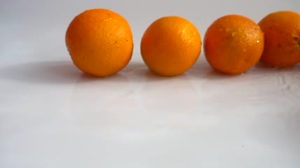 鲜橙在水中滚动特写实拍