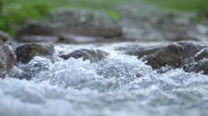 小溪上流淌的水特写实拍