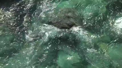 一股清澈的水流特写