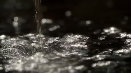 以慢动作泼水特写实拍