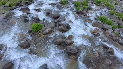 小溪流过岩石石块实拍