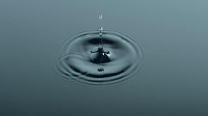 水滴泛起涟漪视频素材
