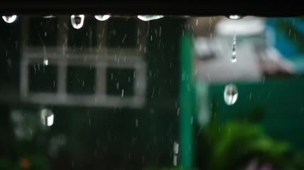 雨滴从屋顶落下的特写视频