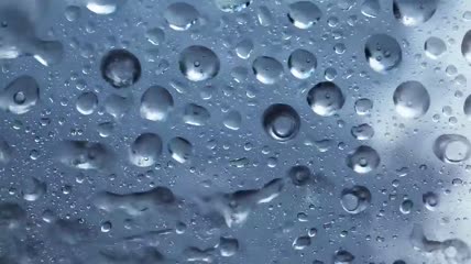 雨滴在玻璃上滑落特写视频