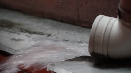 管道排干雨水特写实拍