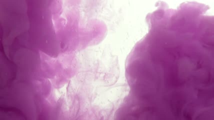 在白色背景上混入水中的紫色视频素材