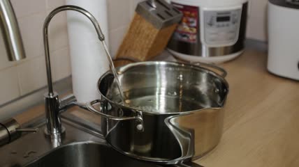 在烹调锅里装满水特写实拍