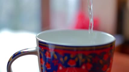 把热水倒进杯子里特写实拍