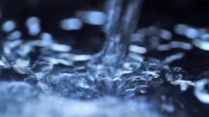 把水倒进一个大池子里特写实拍