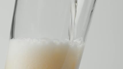 把水沿边倒进杯子特写实拍