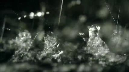 暴雨落在地面上特写视频