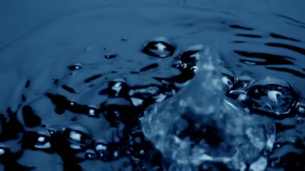 碧水上的涟漪和泡泡特写视频