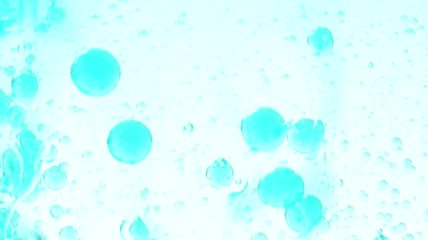 水面下的蓝色圆球视频