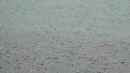 冰雹落入湖水中特写实拍
