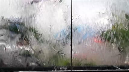 玻璃窗上的水幕特写视频