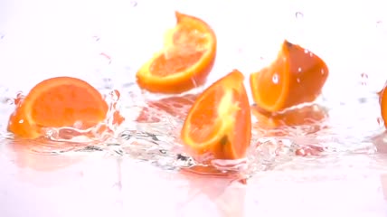 橙片落入水中特写实拍