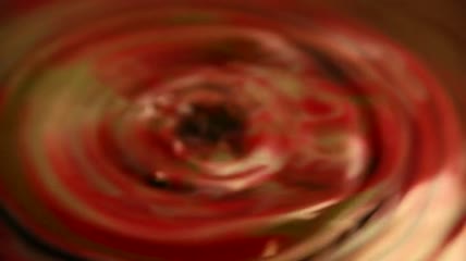 橙色池塘里的水滴特写视频